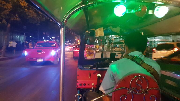 tuk-tuk Bangkok nuit team building découverte ville incentive