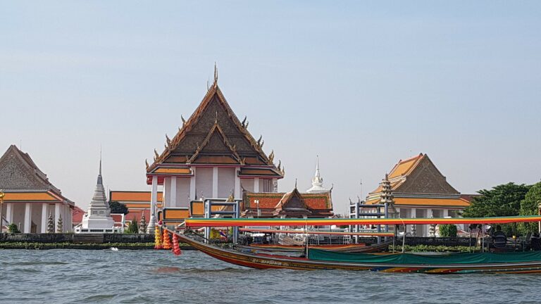 temple thaïlandais bord de l'eau découverte culturelle incentive