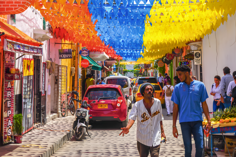 rue colorée Carthagène Colombie balade culturelle incentive